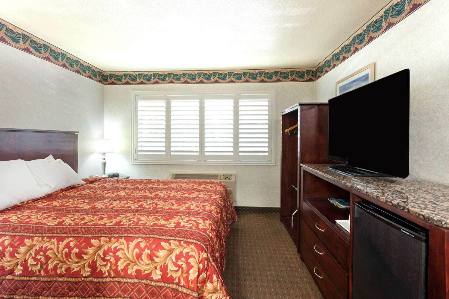 Travelodge by Wyndham Long Beach Convention Center