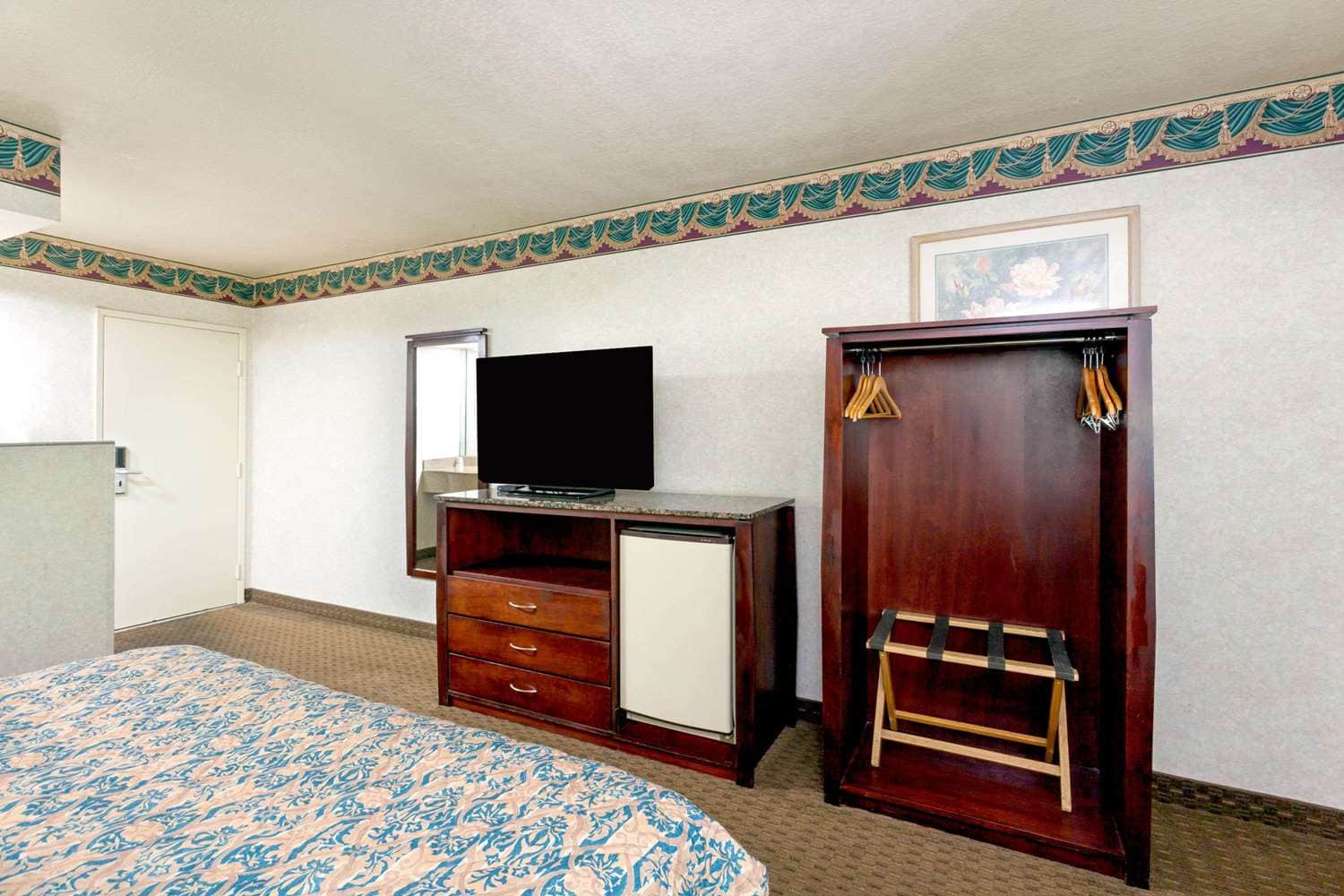 Travelodge by Wyndham Long Beach Convention Center