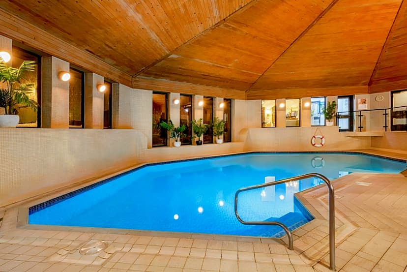 Bridgewood Manor Hotel