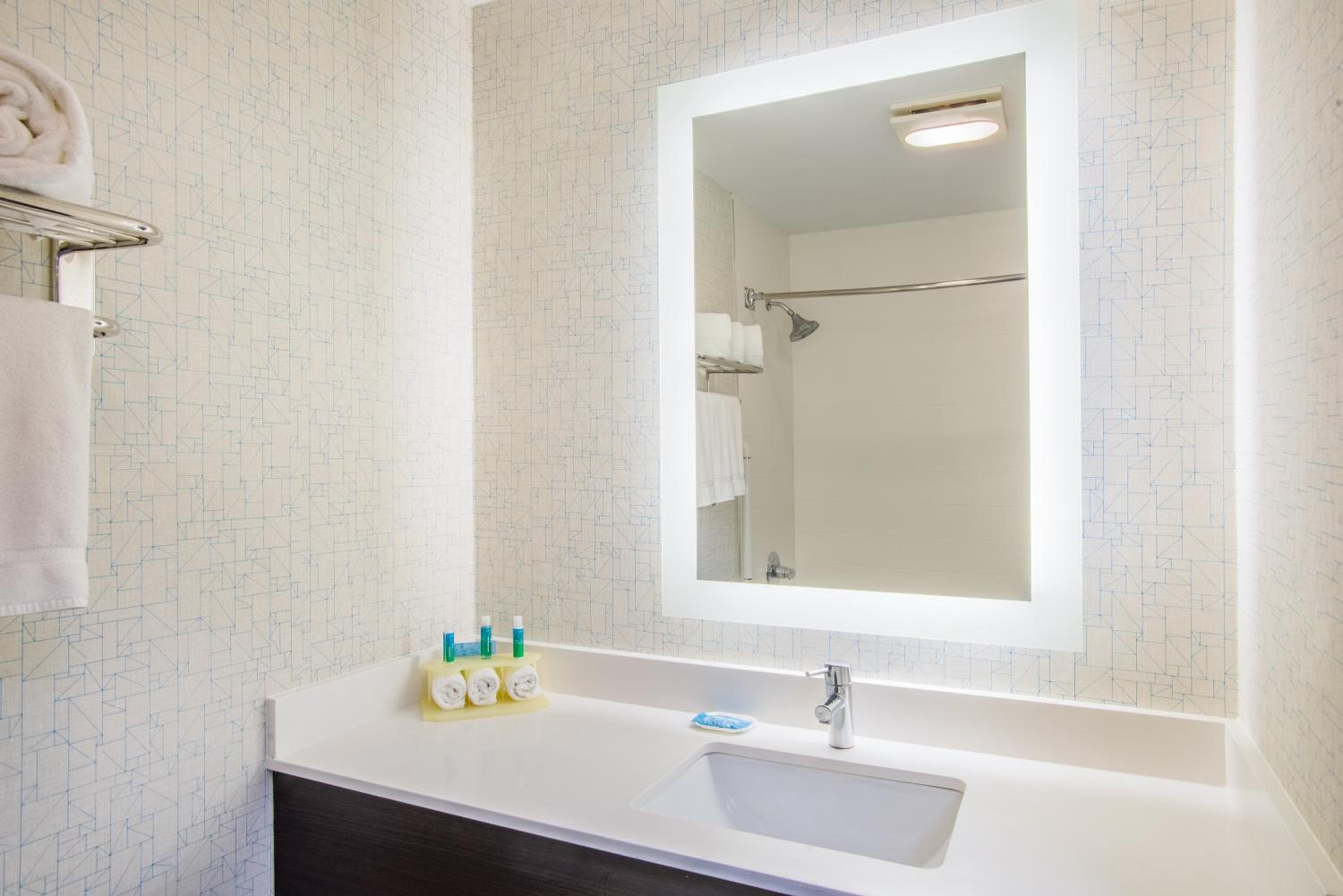 Holiday Inn Express & Suites Boston - Marlboro