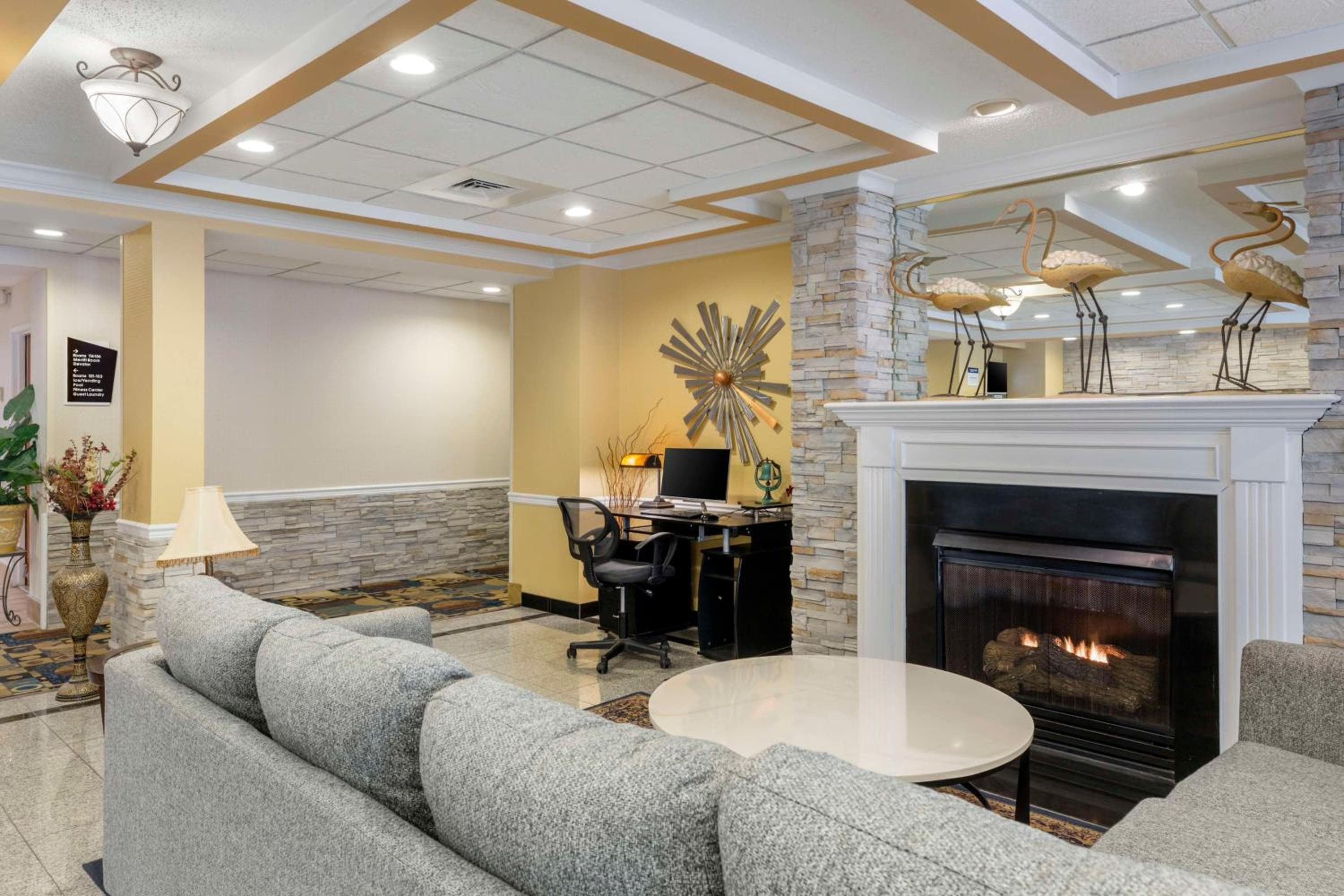 Best Western PLUS NEW ENGLAND INN & SUITES
