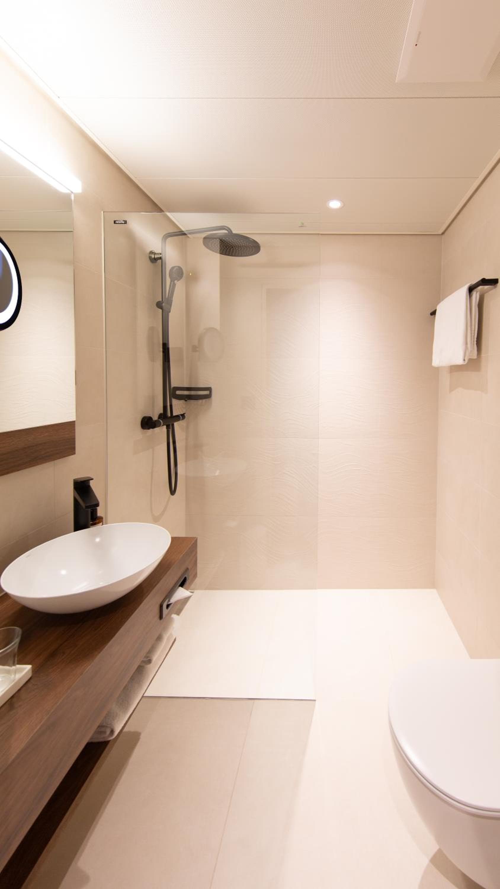 HOTEL illuster - Urban & Local