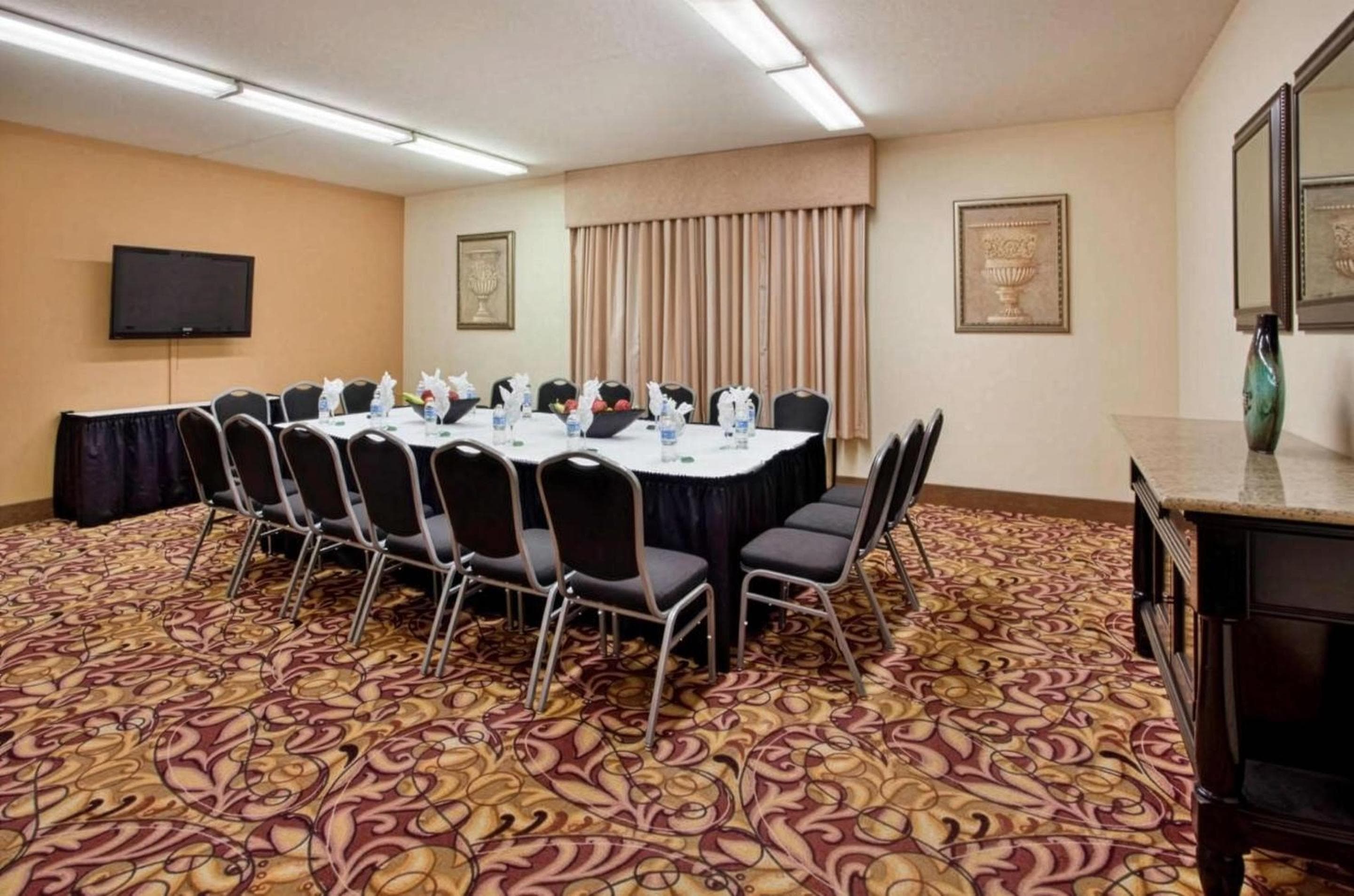 Pittsburgh Airport Inn and Suites